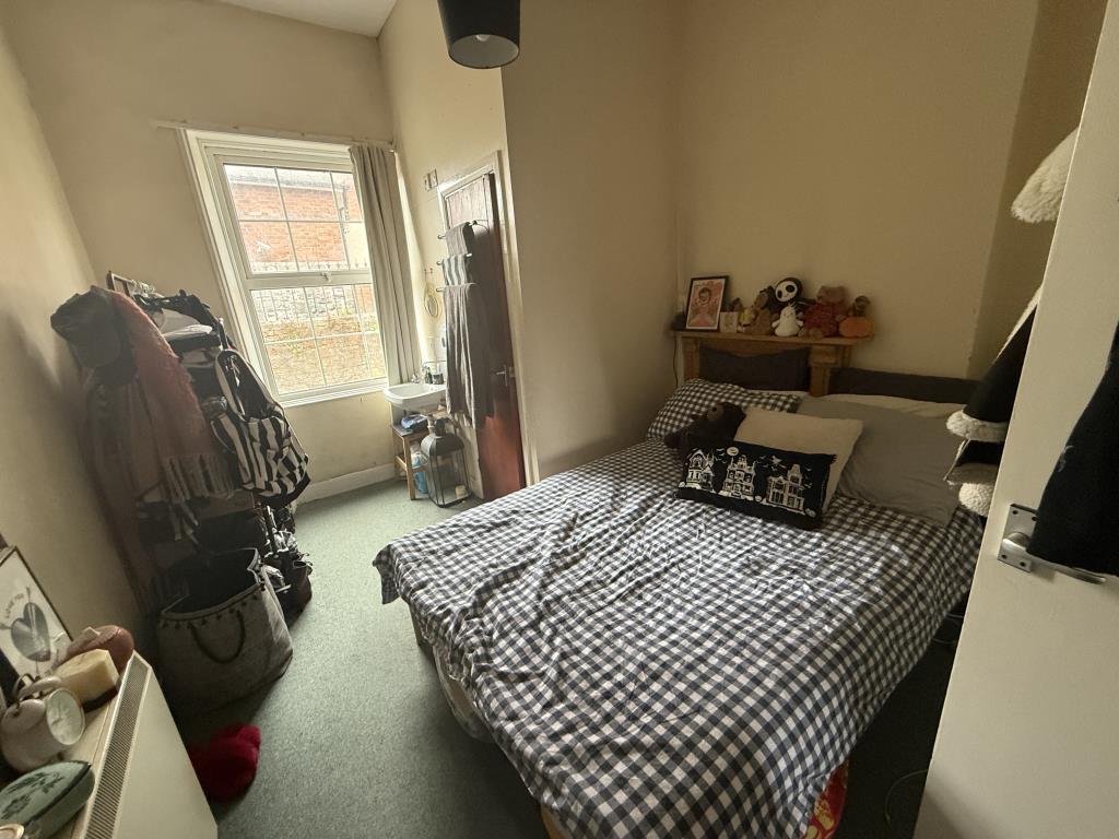 Lot: 121 - FREEHOLD INVESTMENT COMPRISING FOUR APARTMENTS CLOSE TO THE CITY CENTRE - Flat 3-Bedroom